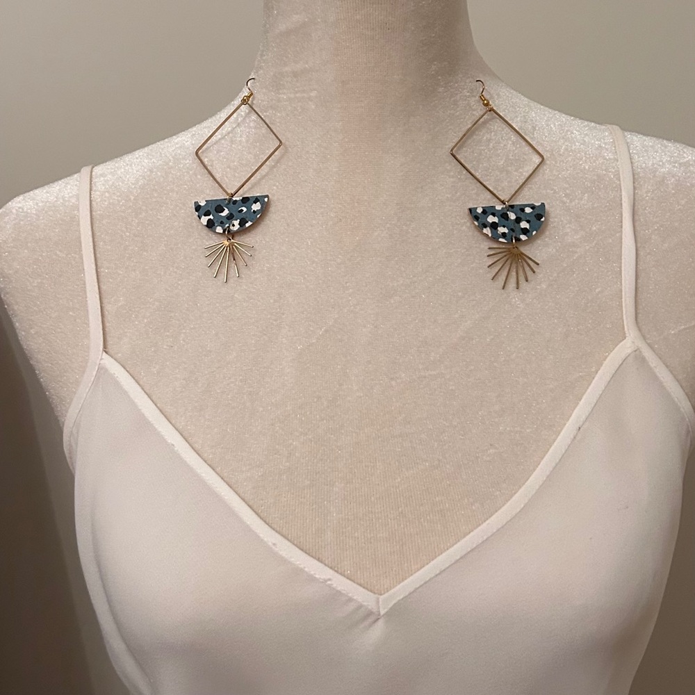 4” Never Worn Lightweight Dangle gold earrings local boutique‼️must bundle ‼️ - Picture 3 of 8